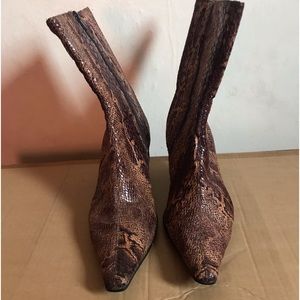 Fioni Snake print boots.